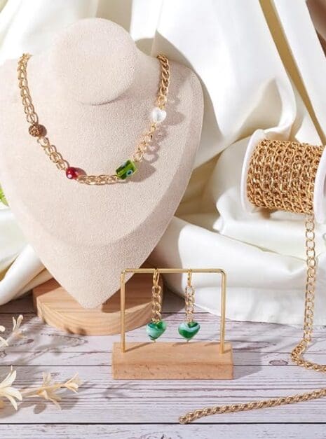 71FwAZi7EcL._AC_SX679_ A white necklace and earring set on display.